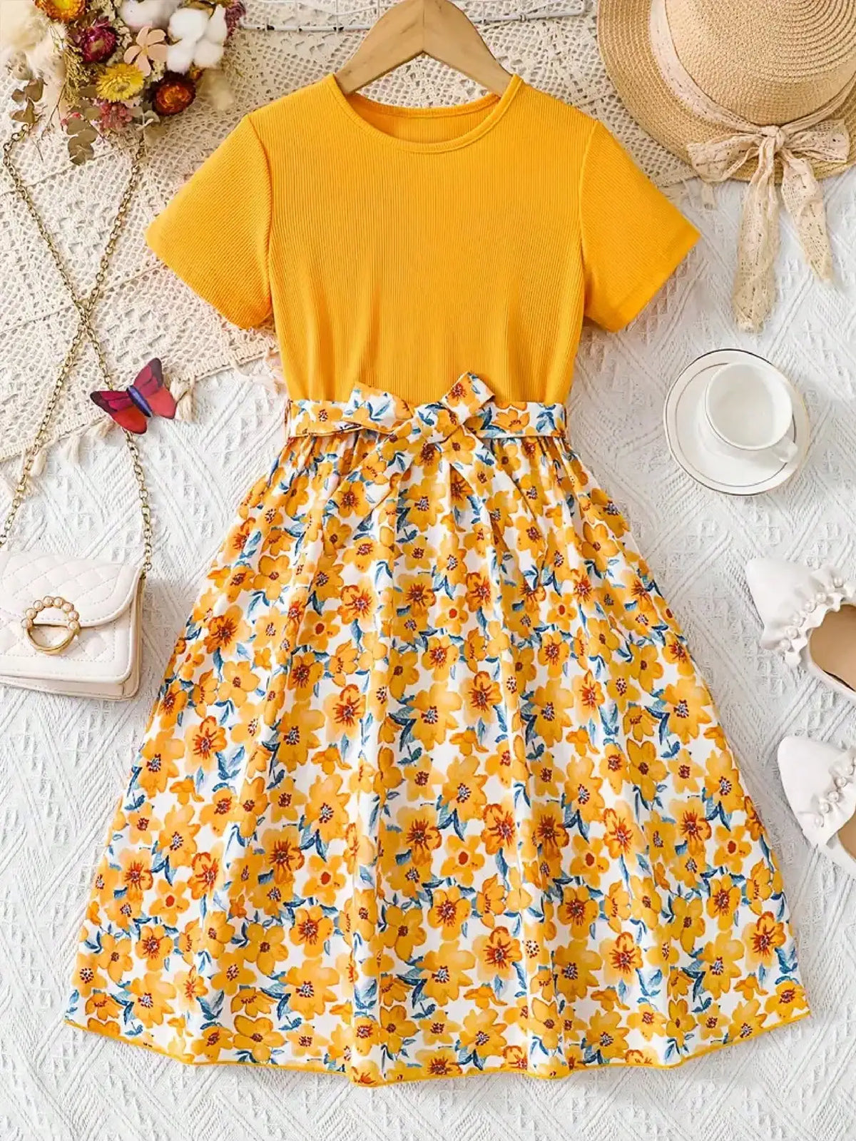 Vestido floral de manga corta para niña